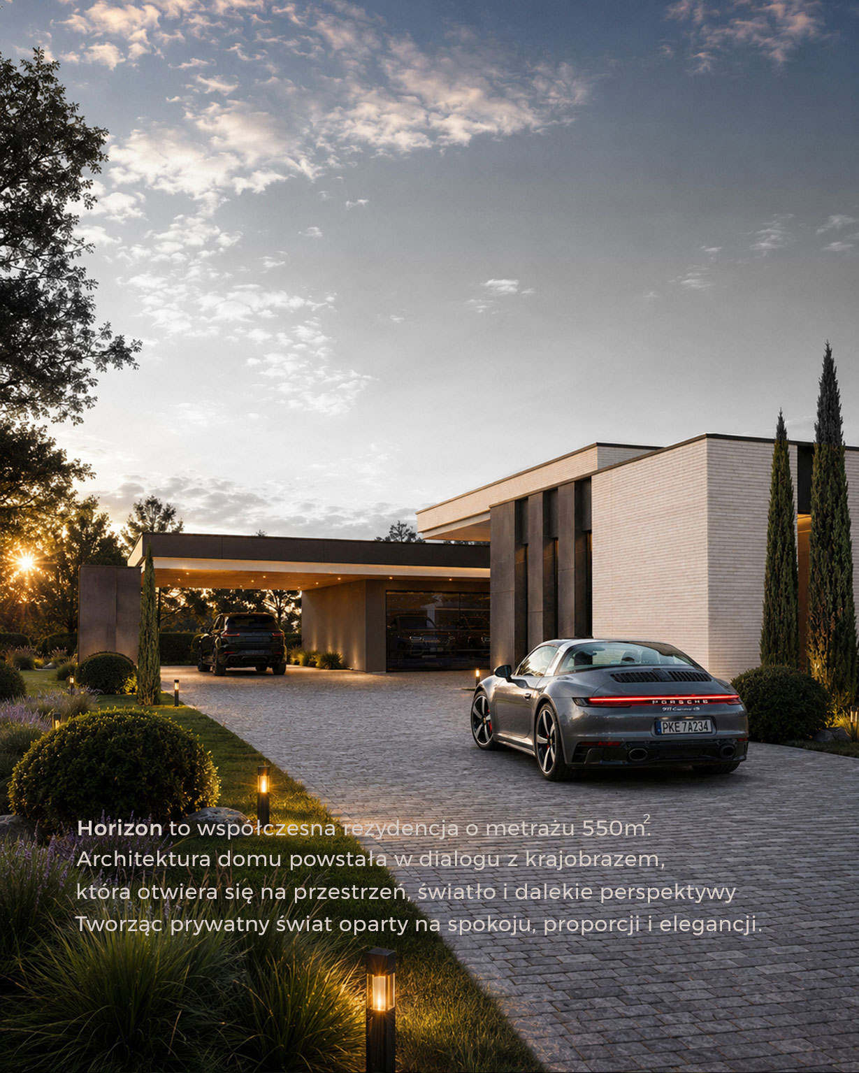 Villa Horizon – podjazd z samochodami prowadzący do przeszklonego garażu, jasna elewacja i oświetlona zieleń o zachodzie słońca.
